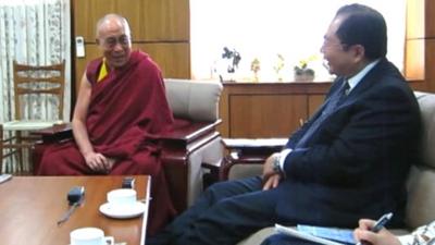 The Dalai Lama (l) with