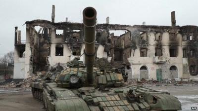 Tank in Vuglegirsk, Ukraine in front of destroyed building