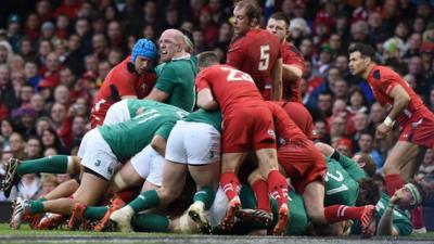 Ireland are awarded a penalty try after Wales collapse a maul