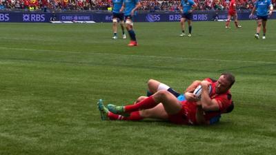 Jamie Roberts scores for Wales against Italy