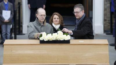 Descendants of Richard III place roses on his coffin