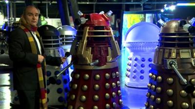 Carl Roberts (l) dalek (r)