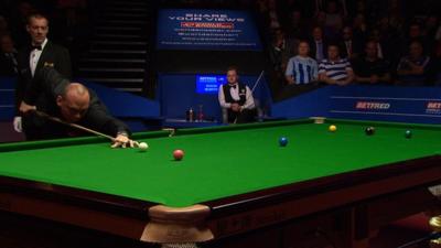 Stuart Bingham pots the pink