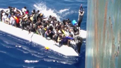 Dingy carrying migrants