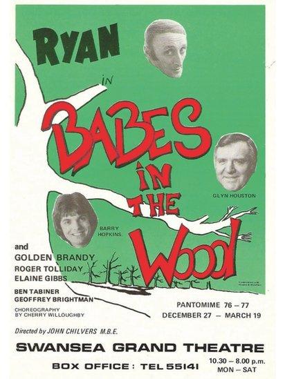 Ryan yn ymddangos gyda Glyn Houston yn 1976/7 (panto olaf Ryan cyn iddo farw yn Efrog Newydd) // Ryan appeared with Glyn Houston in his final panto in 1976/7