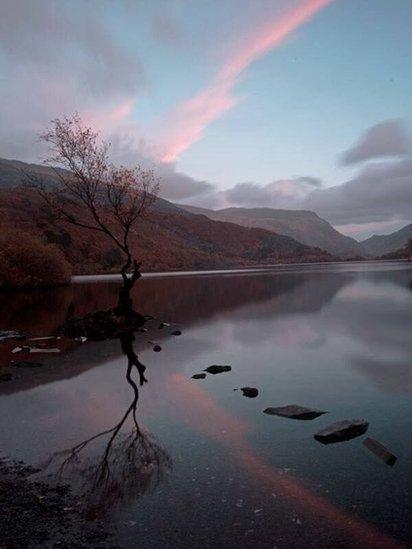 Llonyddwch Llyn Padarn