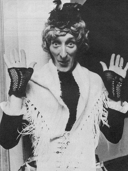 Ryan yn hyrwyddo un o'r pantos. Wedi i Ronnie adael y deuawd oherwydd salwch, mi roedd Ryan ar ei ben ei hun o hyn ymlaen // Ryan in a promo shot for one of his pantos. Following Ronnie's retirement due to ill health, Ryan was on his own from now on