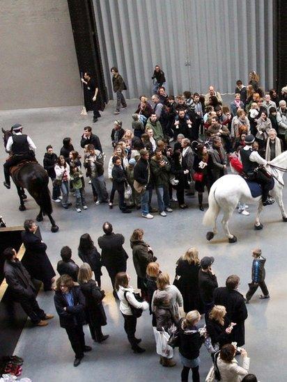 Gwaith Tania Bruguera o Cuba Gwobr Artes Mundi 5 (2012)