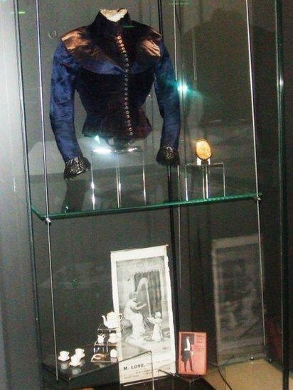 Eitemau yn yr arddangosfa