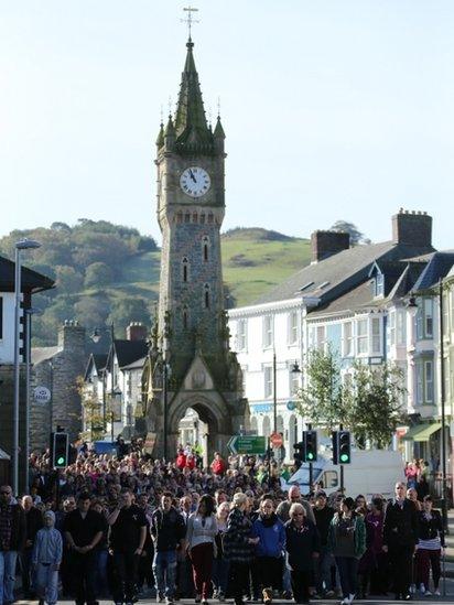 Cannoedd yn cerdded drwy ganol Machynlleth