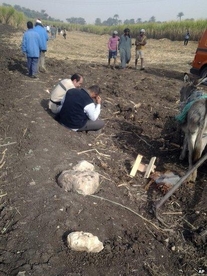 Egyptians at site of crashed hot air balloon (26/02/13)