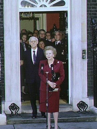 Yn 1990 fe adawodd Downing Street am y tro olaf fel Prif Weinidog ar ôl i John Major ennill ras arweinyddol y blaid