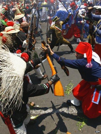 Actors and residents dressed up as members of the French army and Mexican forces recreate the Battle of Puebla in Mexico City