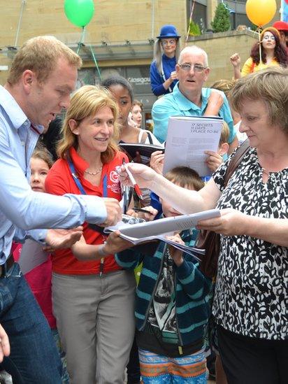 Sir Chris Hoy signs an autograph