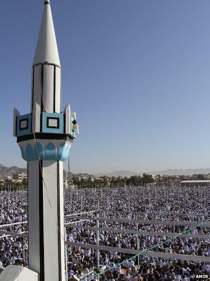 Minaret and thousands of worshipers attending prayers outdoors in Zahedan, Iran Photo: Amir