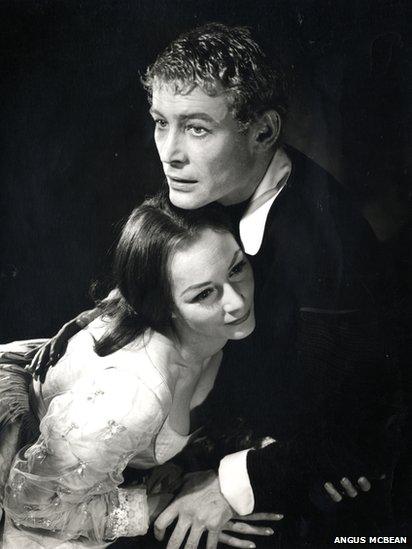 Rosemary Harris and Peter O'Toole in Hamlet