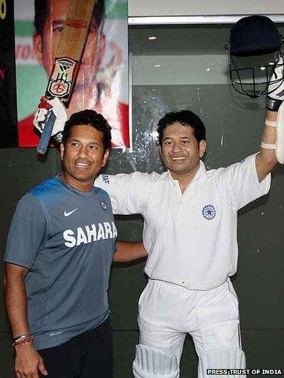 Sachin Tendulkar stands in front of his life-size wax statue at Eden Gardens, Calcutta