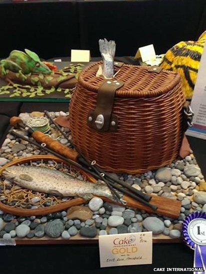 Cake in the shape of a fishing basket