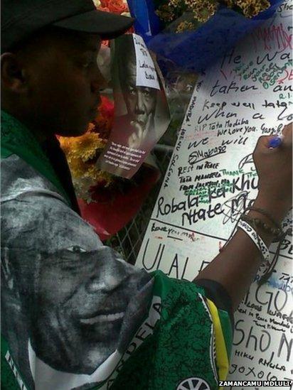 Tributes being written outside Mr Mandela's house. Photo: Zamancamu Mdluli