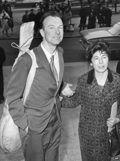 Pete Seeger, a banjo slung over his shoulder and accompanied by his wife Toshi, arriving at the Federal Court in New York in April 1961