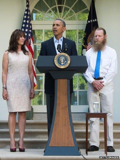 President Barack Obama (centre) appeared with Jani Bergdahl (left) and Robert Bergdahl (right) in Washington DC on 31 May 2014