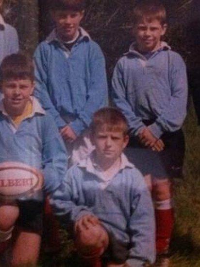 Mae Scott Williams (gwaelod) a Gareth Davies (cefn, dde), canolwr a mewnwr y Sgarlets wedi bod yn chwarae gyda'i gilydd ers ro'n nhw'n ifanc iawn / Scott Williams (bottom left) and Gareth Davies (back right) have been playing together for years.