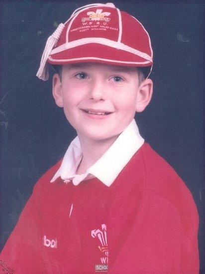 Scott Williams yn edrych yn angylaidd yn ystod ei gyfnod yn Ysgol y Ddwylan. / Scott Williams practices his angelic look whilst at Ysgol y Ddwylan.