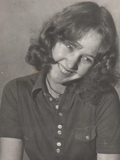 Caryl Parry Jones yn edrych yn ddiniwed iawn nôl yn y 70au // A fresh faced Caryl Parry Jones in the 1970's.