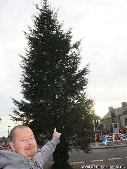 Community worker Derwyn Brewster said the replacement tree was "beautiful"