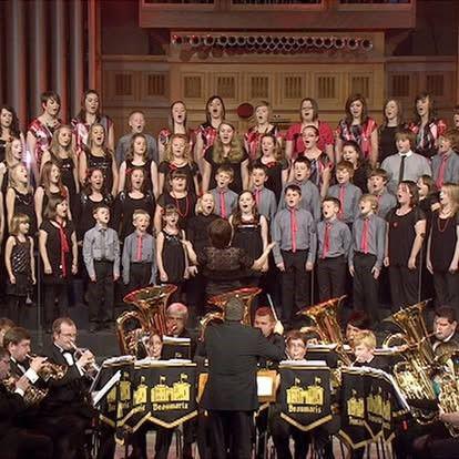 Côr Ieuenctid Môn yn canu gyda Band Beaumaris ar achlysur pen-blwydd Gareth Glyn yn 60 oed yn y dyddiau cynnar