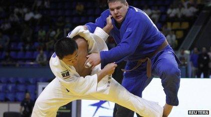 ensuke Tasaki (L) of Japan challenges Sergii Zvieriev of Ukraine during their over 90 kg final at the 2011 IJF Cadet World Judo Championships