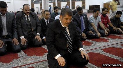 Mohammed Mursi kneeling down to pray