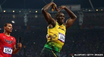 Usain Bolt does the 'Mobot'