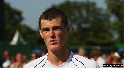 Jamie Murray playing tennis