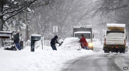 People clear their cars and streets of snow in Carbondale, Illinois state