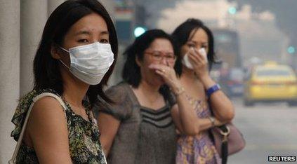 Women wearing face masks in Singapore smong