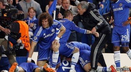 Chelsea manager Jose Mourinho celebrates with his players