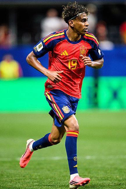 Lamine Yamal playing for Spain