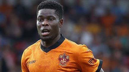 Marshall Munetsi in action for Wolves. He is wearing the club's old gold coloured home shirt.