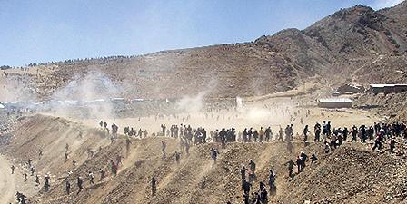 Miners fighting at the Huanuni facility in 2006