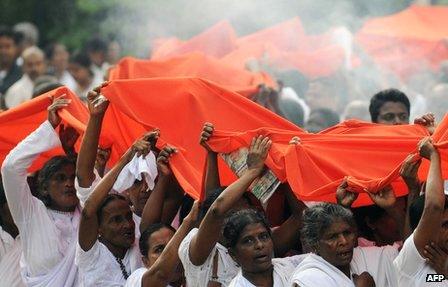 Buddhist worshippers at the Kelaniya temple, Sri Lanka