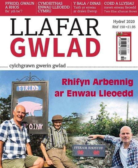 Myrddin ap Dafydd (chwith), cyhoeddwr a golygydd y cylchgrawn ar glawr rhifyn arbennig o Llafar Gwlad