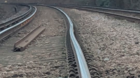 A picture of the buckled rail.