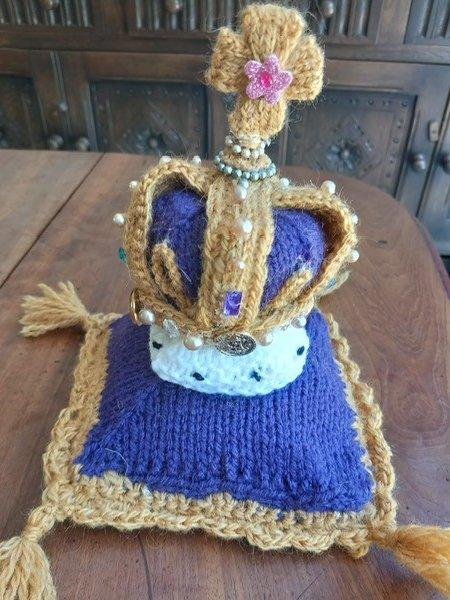 Knitted crown