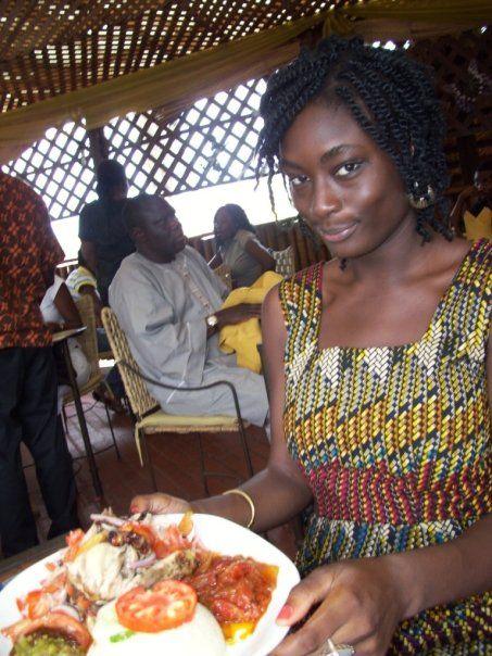 Mayeni Jones eating attiéké in a meal in Accra, Ghana, in 2009.