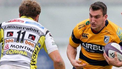 Sam Warburton takes on Calvisano's Marco Susio