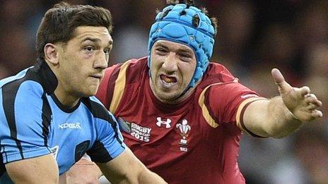 Justin Tipuric (R) and Uruguay's Agustin Ormaechea