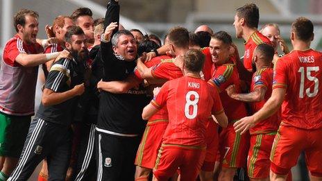 Wales players and coaching team celebrate Gareth Bale's goal