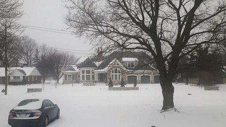 Snow covers a street in Hamilton, Ontaria