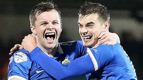 Linfield beat Glentoran 2-1 at the Oval